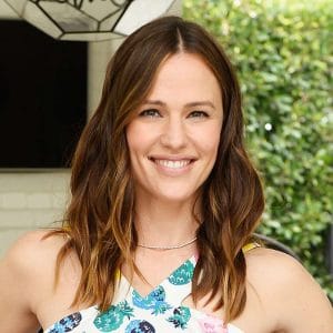 Jennifer Garner's Irresistible Cinnamon Apple Muffin Recipe
